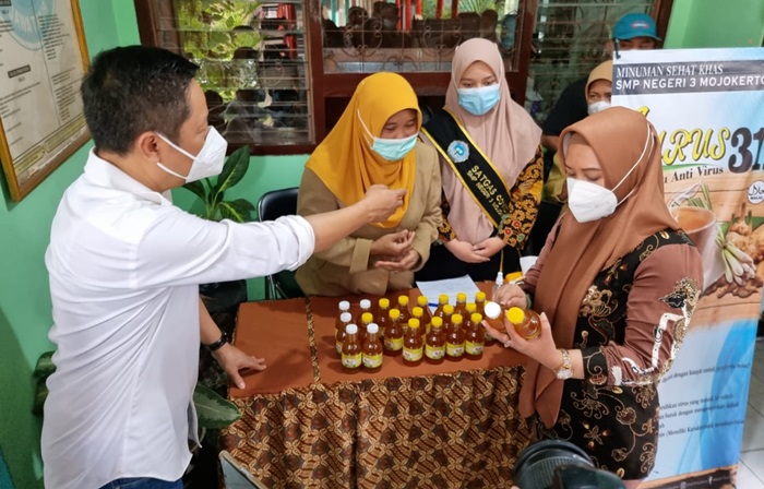 Wali Kota Mojokerto Ika Puspitasari saat melihat produk olahan jamu anti virus bikinan Siswa SMPN 3 Kota Mojokerto.