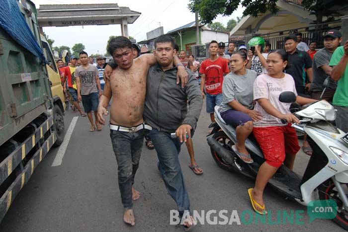 Setelah nyonyor dihajar massa, Arianto langsung digelandang ke Polsek Diwek. foto: RONY SUHARTOMO