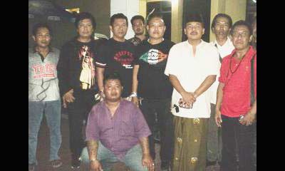 Korban Fifin dan ketua paguyuban PKL, Sumi, saat di polsek kota.