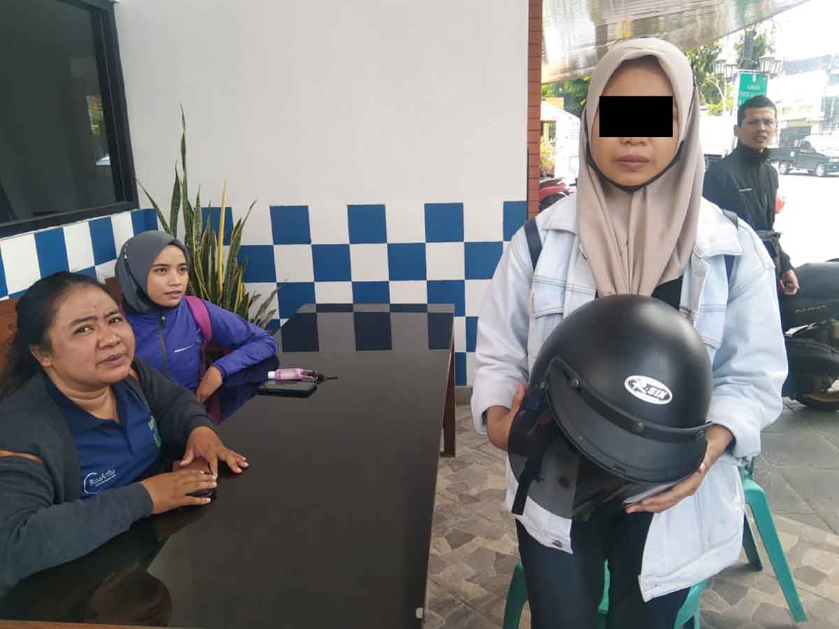 Puput diantar teman kerjanya mendatangi pos Polisi Sleko.