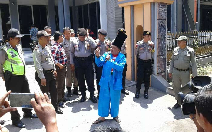 Ketua LSM Gempur, Junaidi saat melakukan aksi tunggal di DPRD Situbondo.