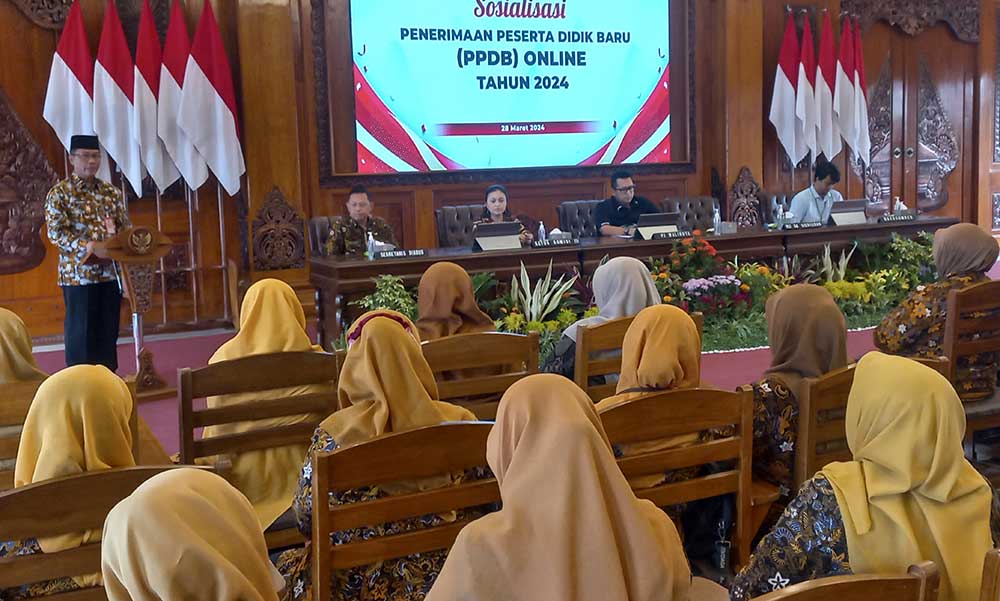 Plt Kepala Dikbud Kota Mojokerto Ruby Hartoyo saat memberikan sambutan dalam sosialisasi PPDB online tahun 2024.