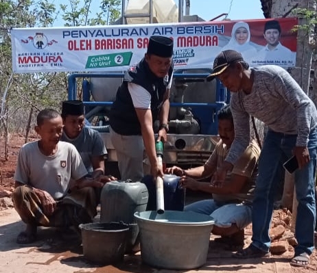 Relawan Barisan Sakera Madura Khofifah-Emil menyalurkan bantuan air bersih di Kecamatan Saronggi, Kabupaten Sumenep.