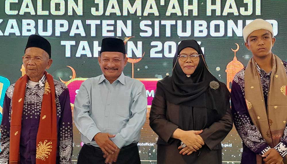 Bupati Situbondo, Karna Suswandi dan Wabup, Nyai Khoirani, foto bersama CJH tertua dan termuda.