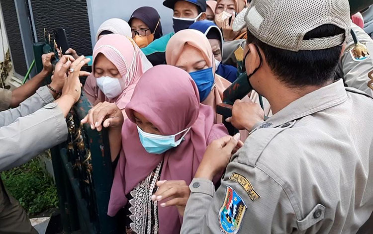 Suasana ketika masyarakat menggeruduk pasar murah di Tuban.