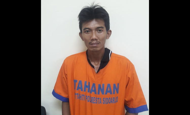 Tersangka Purnomo diamankan di tahanan Polresta Sidoarjo.