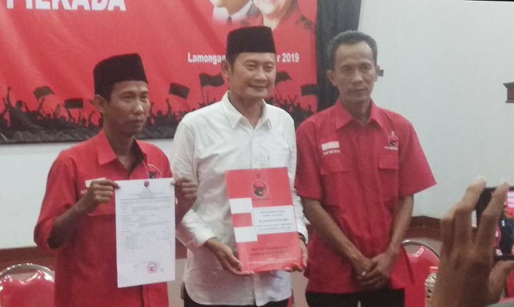 Sekda Yuhronur Efendi menyerahkan formulir kesediaan di PDIP Lamongan.
