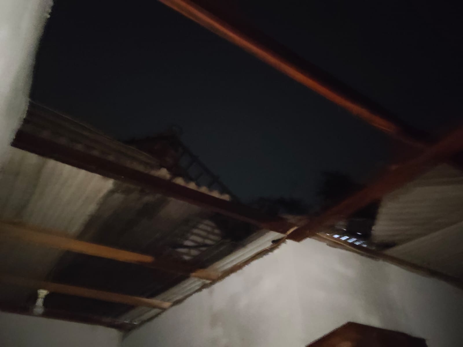 Salah satu atap rumah warga yang rusak akibat terjangan angin kencang