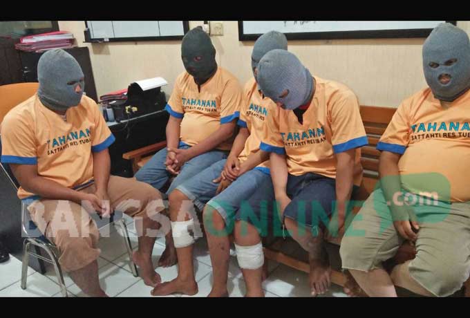 Para pelaku saat dikeler di Mapolres Tuban. foto: GUNAWAN/ BANGSAONLINE