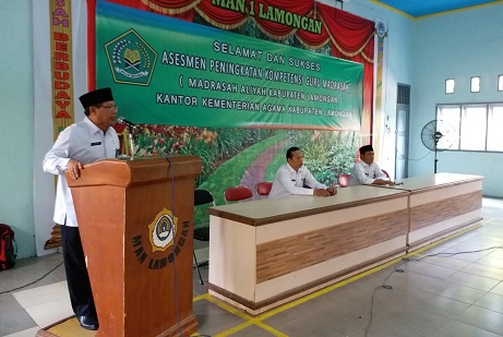 Kepala Kemenag  Lamongan H. Sholeh saat membuka Uji Kompetensi berbasis android 