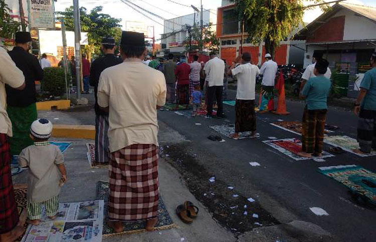 Mau Salat Sendiri Bingung, Warga Sumbersari Jember Salat Id di Jalan Raya