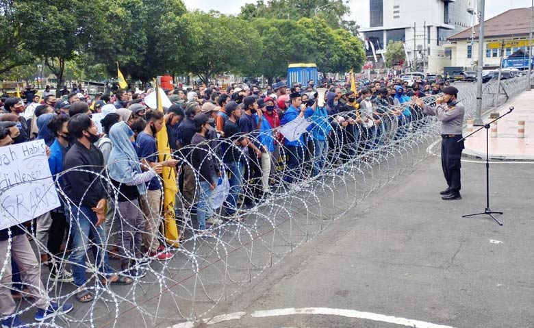Aksi PMII saat demo di depan kantor DPRD Jember menuntut solusi untuk petani di Puger yang terimbas PT. Imasco Asiatec.
