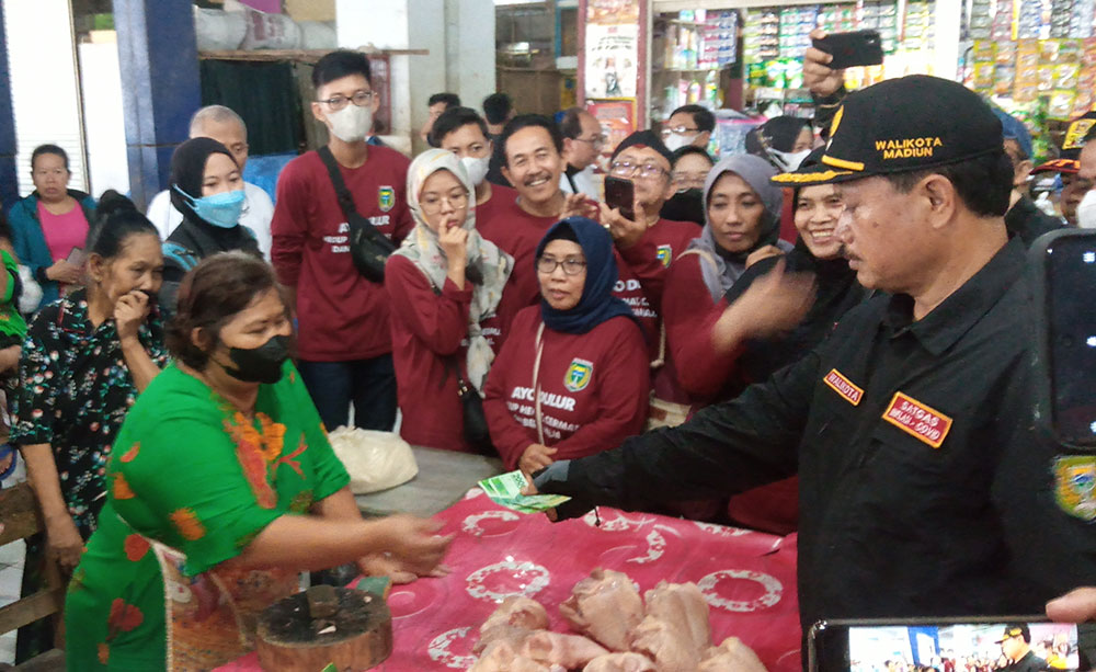 Wali Kota Madiun Maidi menanyakan saat memberikan subsidi kepada pedagang di Pasar Besar Kota Madiun. Foto: HENDRO SUHARTONO/ BANGSAONLINE