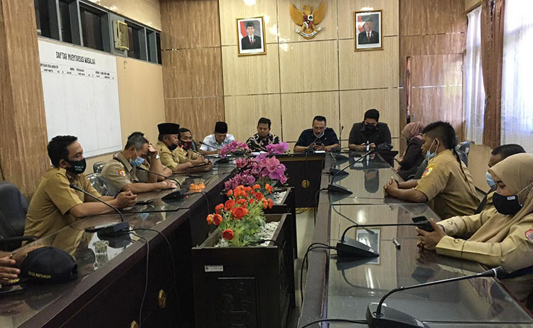 Suasana rapat dengar pendapat di Komisi A DPRD Jember, Senin (3/5/2021). (foto: ist)