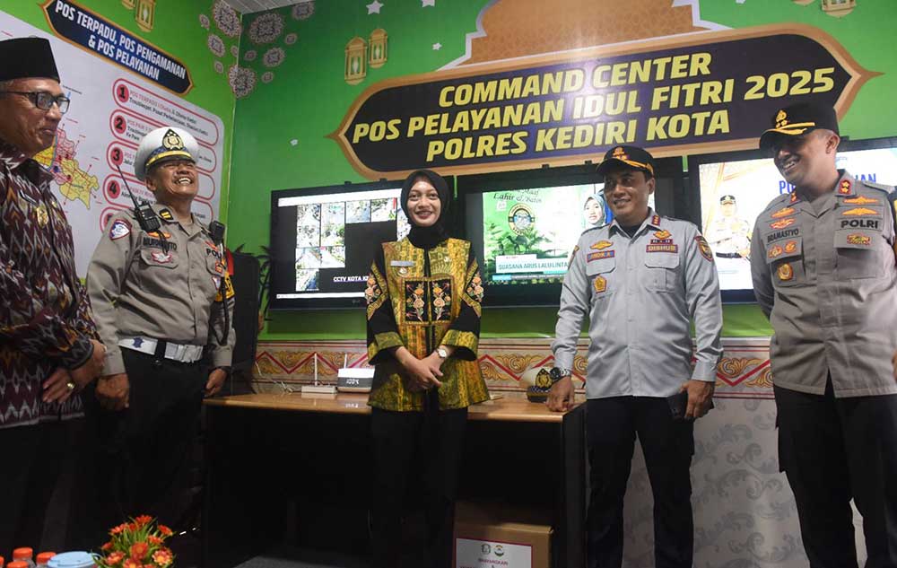 Wali Kota Kediri Vinanda Prameswati saat berada di ruang command center. Foto: Ist.