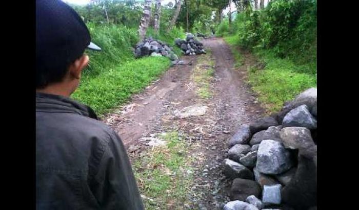 Proyek JUT di Desa Bades, Kecamatan Pasirian yang belum selesai. (foto: Imron/BANGSAONLINE)