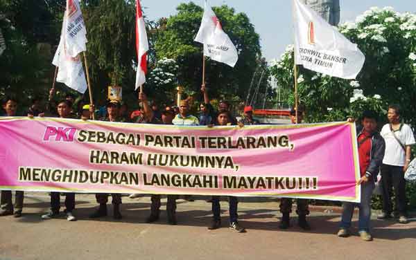 Massa berbagai elemen, termasuk Banser NU Jatim menggelar aksi menolak Presiden minta maaf terhadap keluarga eks PKI di depan Gedung Negara Grahadi. (foto: rochmatun nisa/BANGSAONLINE)