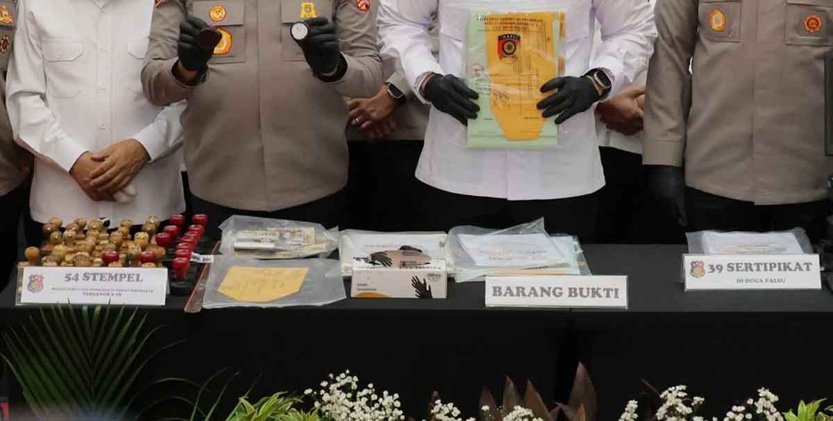 Barang bukti dalam kasus mafia tanah yang ditangani pemerintah.