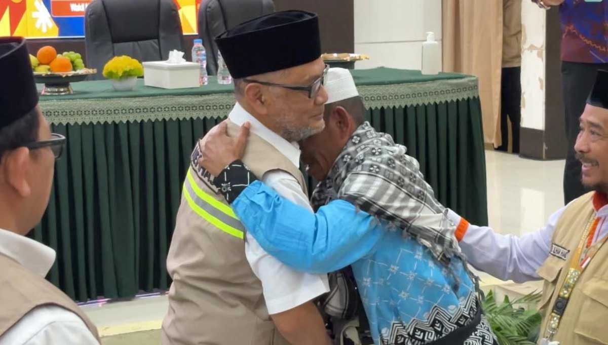 Menhaj Gus Irfan ketika menyambut Saifuddin, jemaah haji tunanetra Kloter 17 Debarkasi Makassar di Asrama Haji Sudiang. Foto: MCH 2026