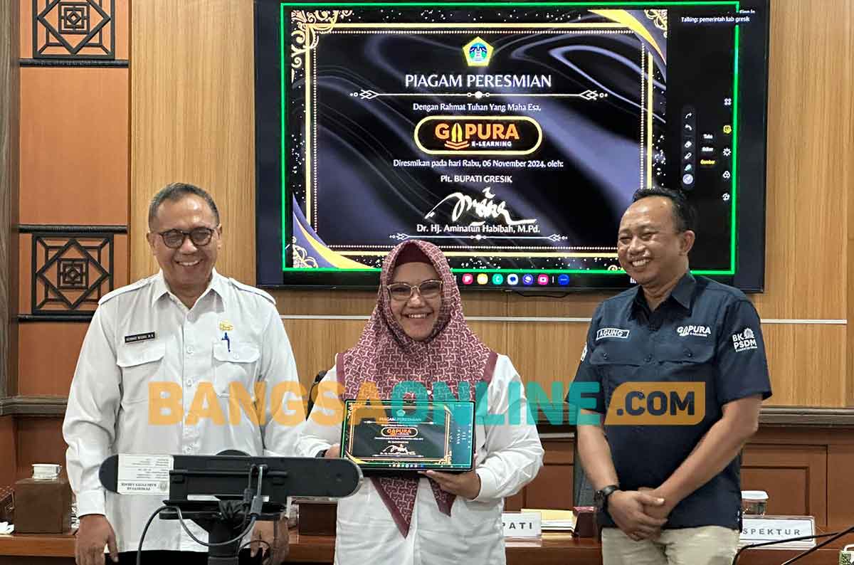 Kepala BKPSDM Gresik, Agung Endro Dwi Setyo Utomo (kanan), bersama Plt Bupati Gresik, Aminatun Habibah, dan Sekdakab Gresik, Achmad Waahil Miftahul Rachman saat launching aplikasi Gapura. Foto: SYUHUD/BANGSAONLINE