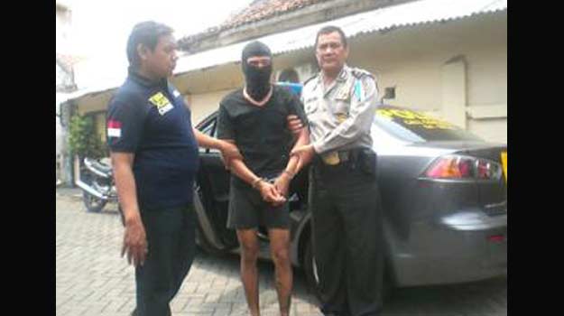 Warga Sekardangan saat digelandang petugas. foto: catur 