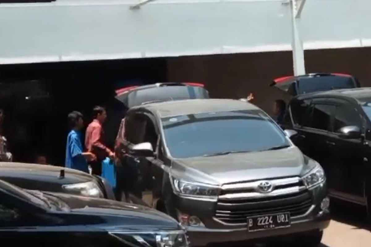 Penyidik KPK mengangkut sejumlah tas dan koper saat penggeledahan rumah Mentan Syahrul, Jumat (29/9/2023).