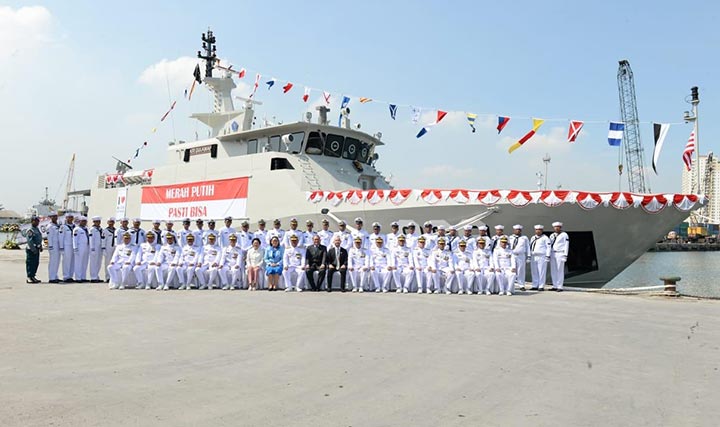 Jajaran Koarmada II foto bersama dengan latar belakang kapal baru.