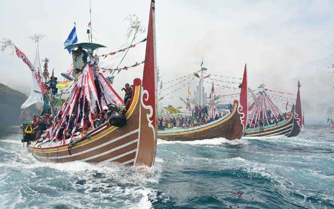 Kapal saat berangkat melarung sesaji dipetik laut di Selat Sembulung.
