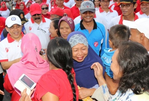 Nenek-nenek ini merangsek maju  mendekati Bupati Anas (kiri).