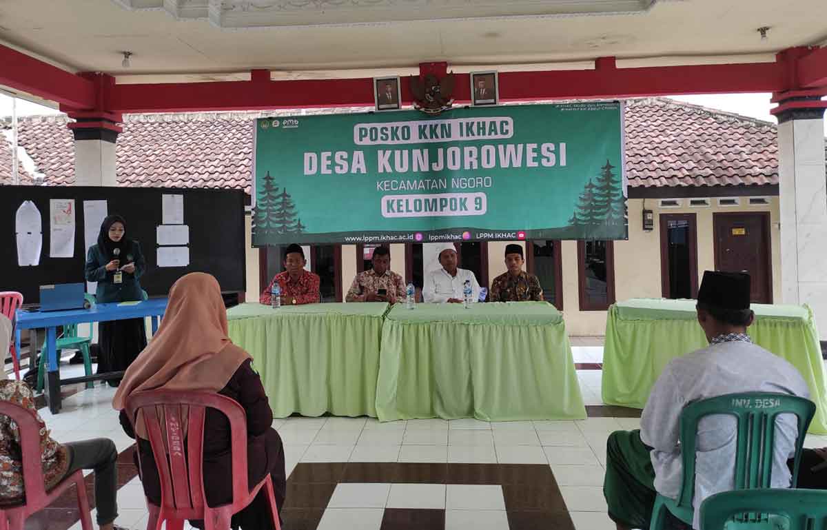 Pemerintah Desa Kunjorowesi menerima 15 mahasiswa KKN dari IKHAC Pacet.