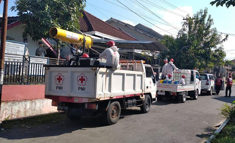 Pemerintah Kabupaten (Pemkab) Jember melalui Relawan PMI Jember terus mengintensifkan penyemprotan disinfektan di beberapa tempat yang dianggap rentan terhadap penularan Covid-19. (foto: ist)