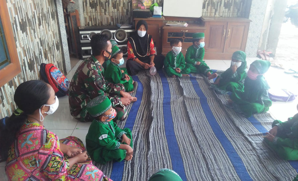 Dansatgas SSK TMMD Letda Inf Asmaun saat berinteraksi dengan anak-anak. foto: ist.