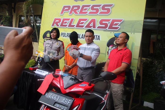 Iptu Wasis, KBO Reskrim Polres Malang Kota didampingi Ipda. Ida Marhaeni Kasubag Humas Polres Makota, saat rilis perkara curanmor di halaman Mapolres Makota, Rabu (21/02). Foto: Humas Polres Makota