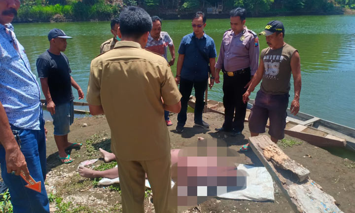 Jasad korban usai dievakuasi dari sungai.