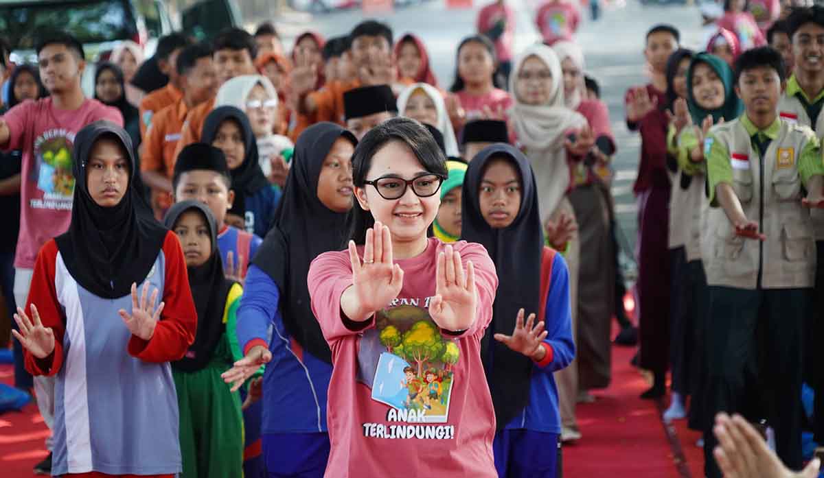 Ketua TP PKK Kabupaten Kediri, Eriani Annisa Hanindhito, saat bersama anak-anak saat merayakan peringatan Hari Anak Nasional 2025 di Taman Hijau SLG. Foto: Ist