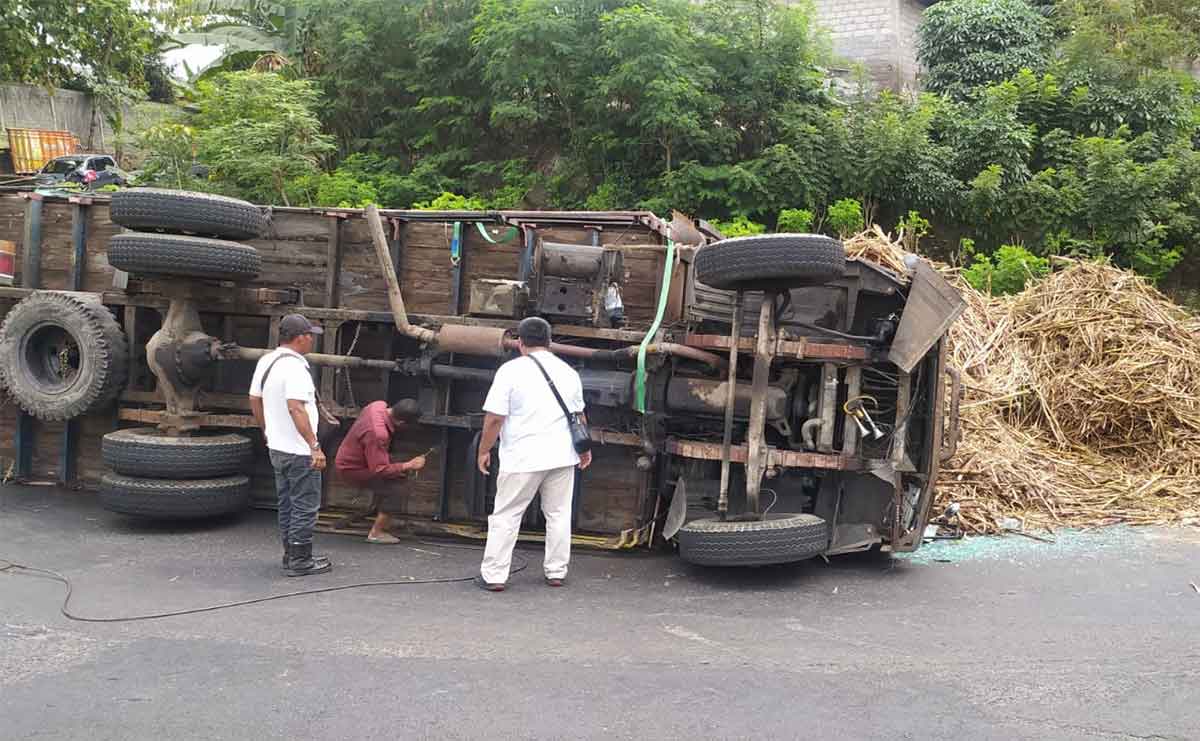 Truk muat tebu yang terguling di Dusun Bambang, Desa Siraman, Kecamatan Kesamben, Kabupaten Blitar.
