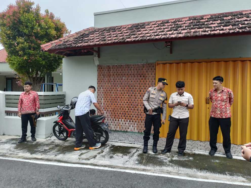 Polisi melakukan olah TKP peristiwa pelecehan yang menimpa siswi di Kota Blitar