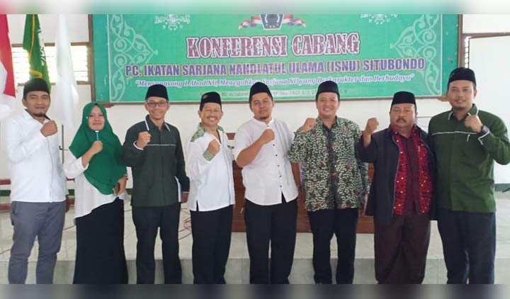 Ketua terpilih Fathol Bari (tengah) bersama Pengurus Wilayah ISNU Jatim. foto: MURSIDI/ BANGSAONLINE