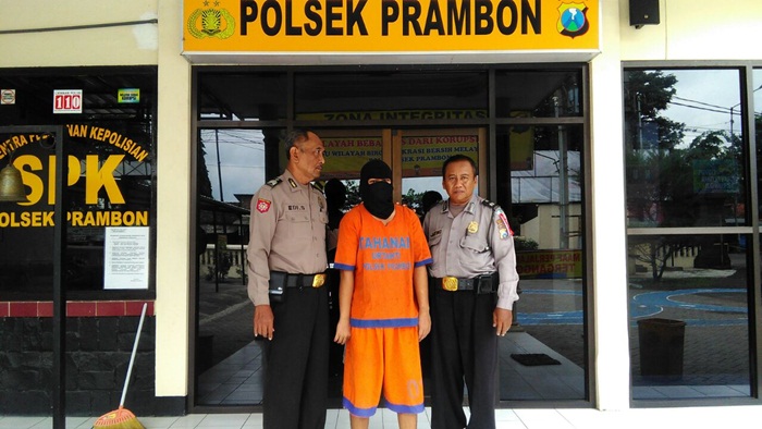 Tersangka Achmad Fauji digelandang petugas Polsek Prambon.