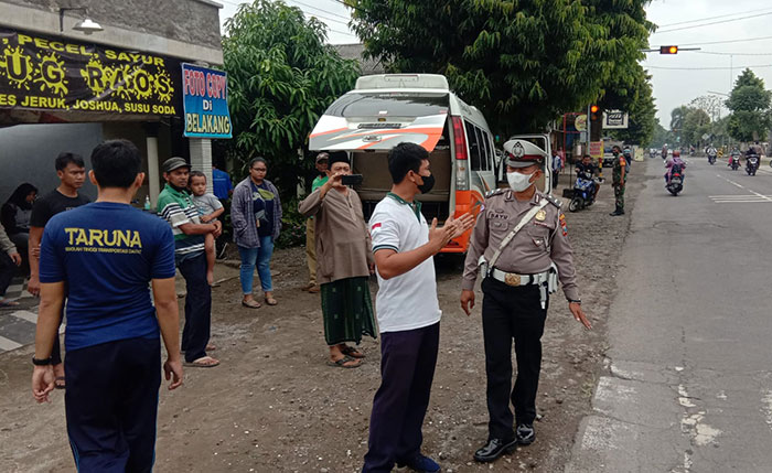 Petugas saat mengevakuasi kecelakaan di Jalan Raya Srengat, Kabupaten Blitar.