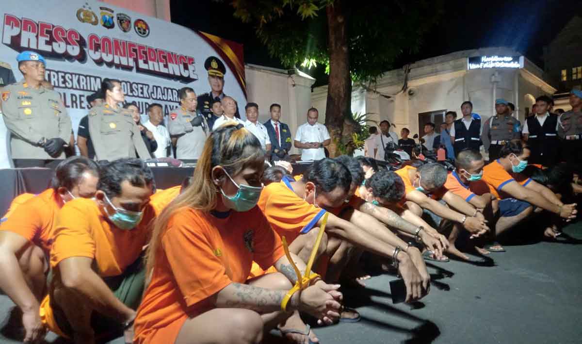 Konferensi pers terkait kasus curanmur di Mapolrestabes Surabaya.
