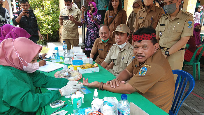 Plt Bupati Nganjuk, Marhaen Djumadi, saat dipriksa tim medis pada peringatan Hari Hipertensi sedunia. Foto: BAMBANG DWI JULIANTO/BANGSAONLINE