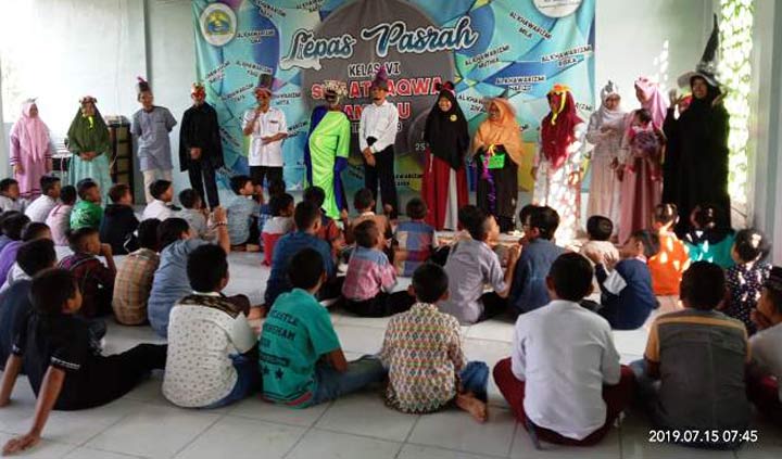 Para guru berkostumunik foto bersama usai menyambut datangnya para siswa baru di SD IT AT-TAQWA, Ambulu, Jember.
