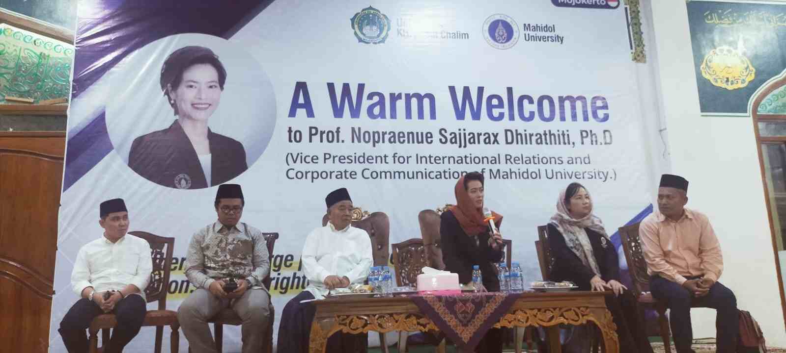  Prof Nopraenue Sajjarax Dhirathiti dalam pertemuan dengan para santri Pondok Pesantren Amanatul Ummah di Pacet Mojokokerto, Rabu (20/9/2023) malam. Foto: bangsaonline