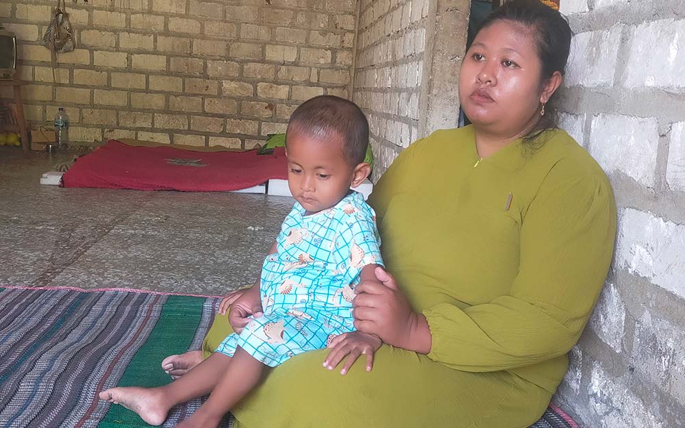 Nazril saat dipangku ibundanya, Juli Astutik.