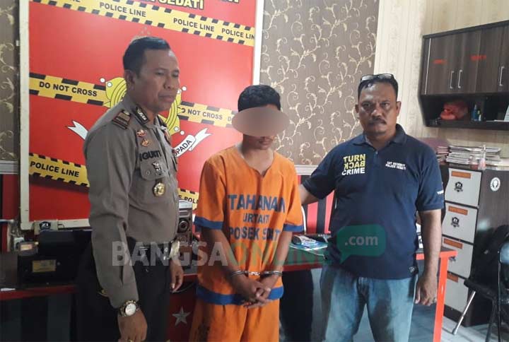 Pelaku saat diamankan di Mapolsek Sedati.