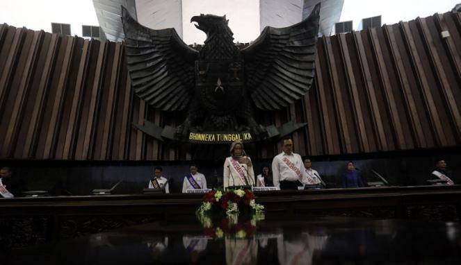 Suasana rapat dan pelantikan sekaligus penyumpahan anggota DPR RI periode 2014-2019 di Gedung DPR RI Jakarta. foto: vivanews.com