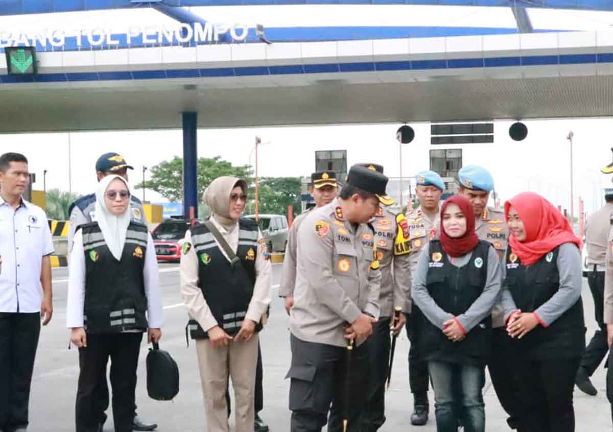 Pantau Kesiapan Pos Pelayanan di Tol Penompo Mojokerto, Kapolda Jatim Semangati Para Personel