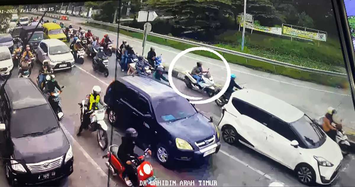 Tangkapan rekaman CCTV pelaku pencabulan kabur. Foto: Ist