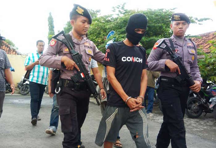 Tersangka pemerkosa adik ipar ketika akan disidik oleh polisi.
